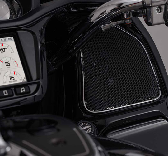 パワフルなビートを響かせて、ストリートを走る